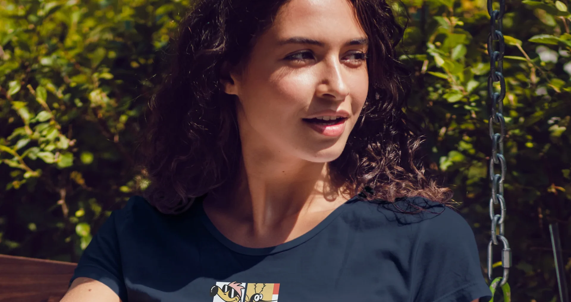 Moda femenina actual con líneas suaves